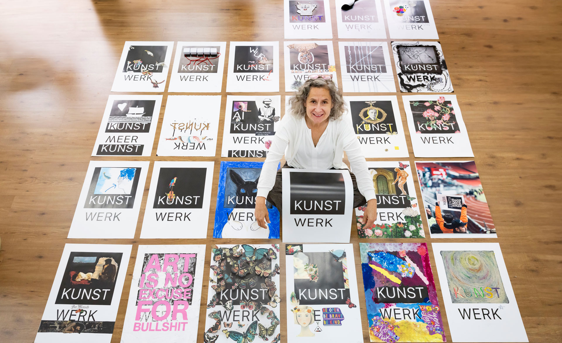 Was ist ein Kunstwerk? Ulrike Bals vom KUNSTWERK Uelzen sichtet die Plakate, die Besucherinnen und Besucher der Produzentengalerie eingereicht haben. Jetzt werden sie in einer Ausstellung gezeigt.